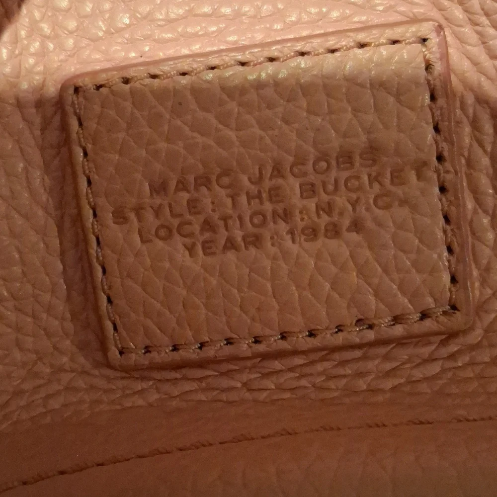 Marc Jacobs The Bucket Pink Mini Bag Is Missing The Shoulder Strap - Picture 9 of 11